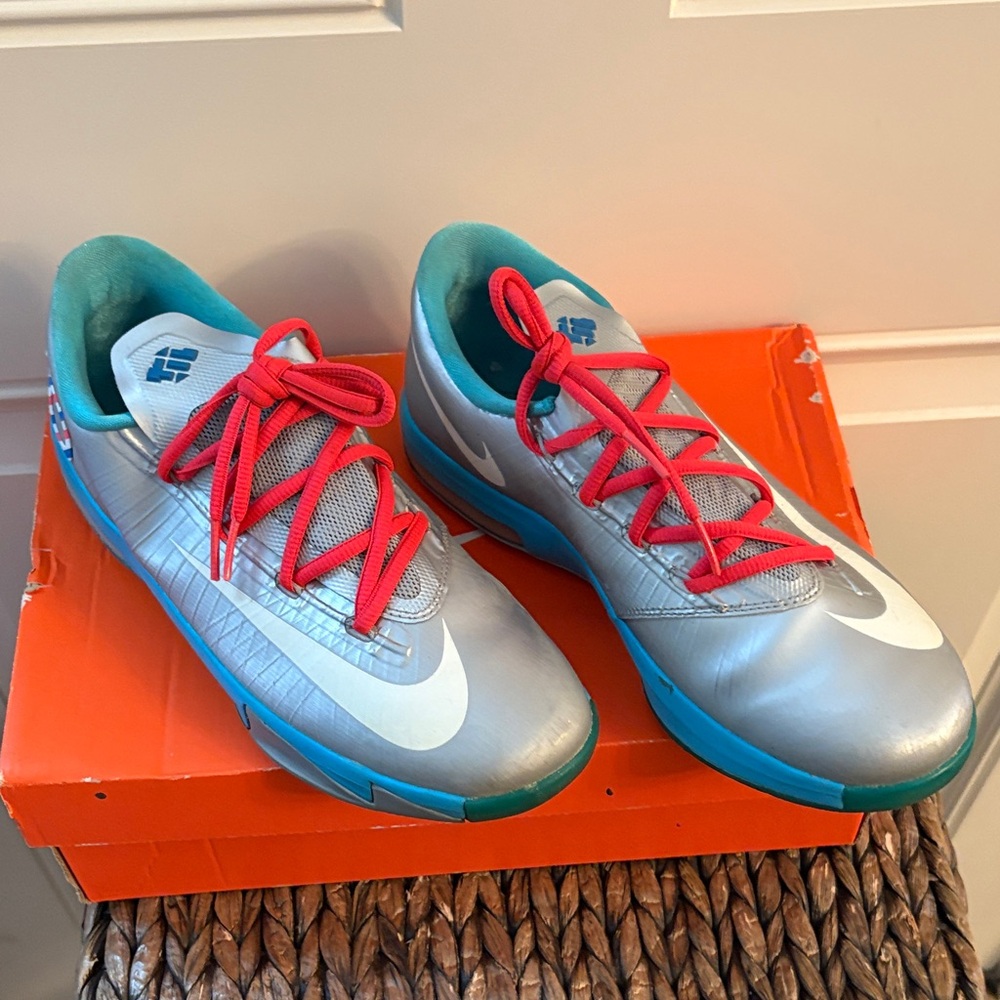 Nike Kids Silver and Teal Sneakers with Red Laces